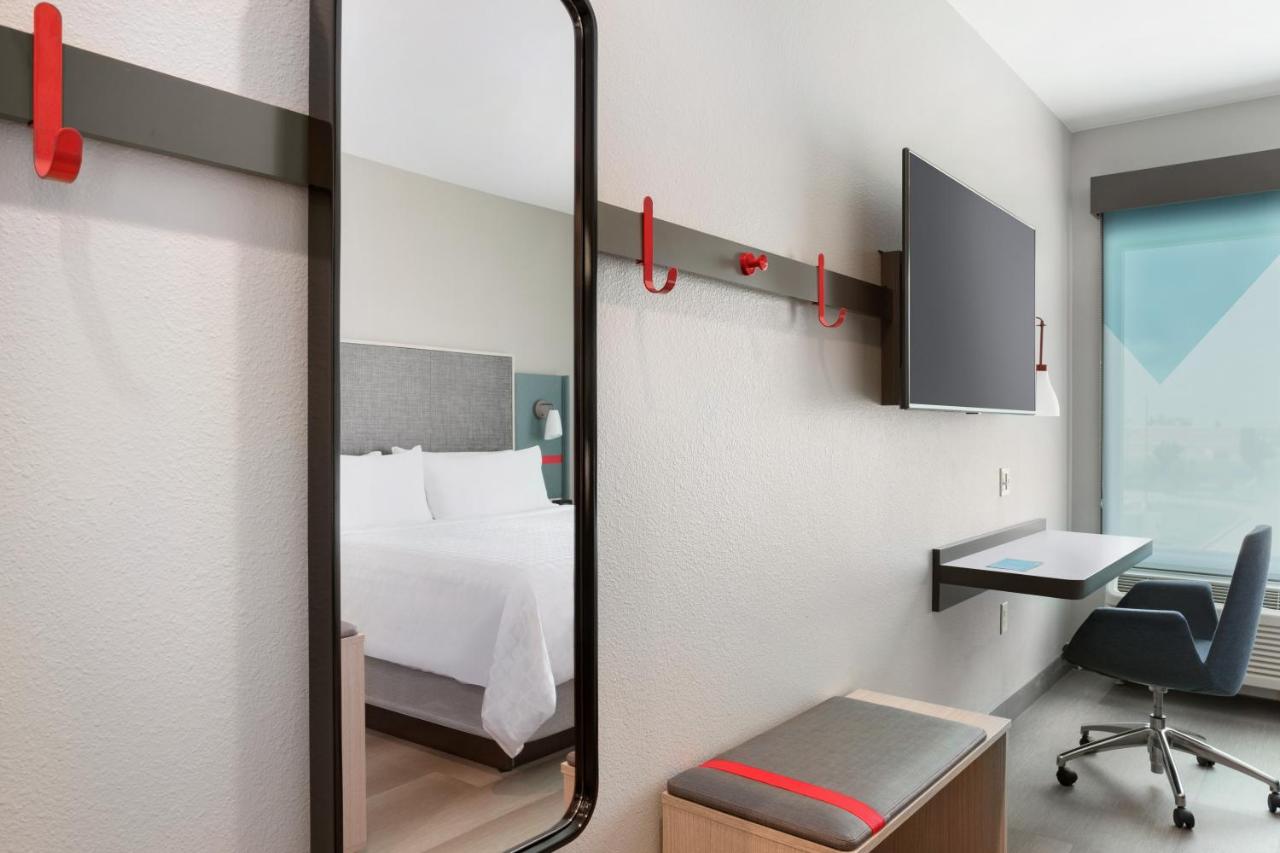 Avid Hotel Cedar Rapids South - Arpt Area, an IHG Hotel , IA 52404 near The Eastern Iowa Airport View Point 16
