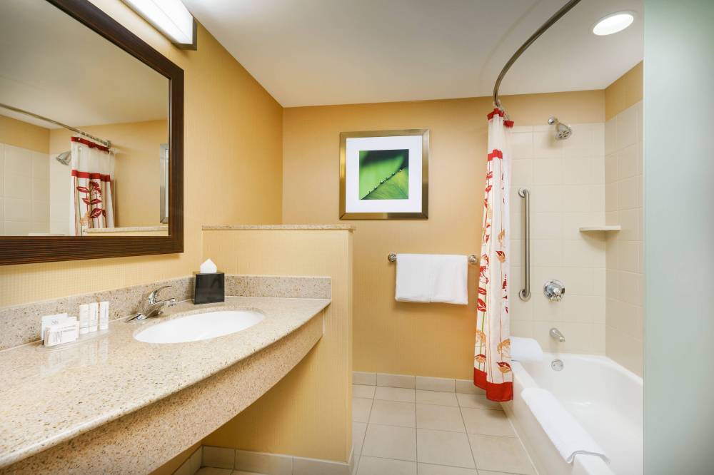 Courtyard By Marriott Boston-south Boston