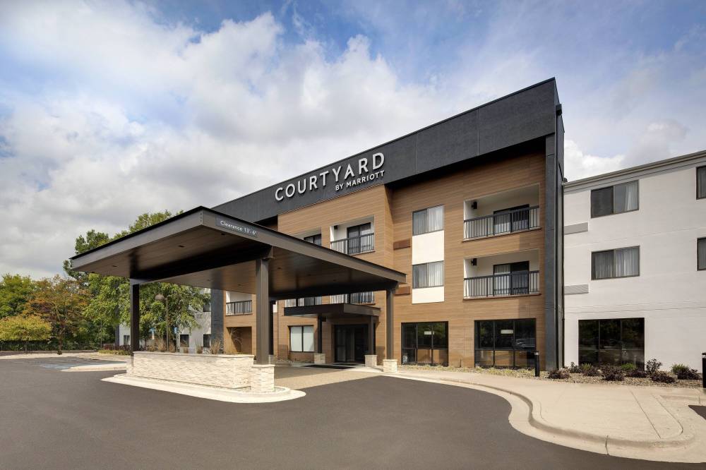 Courtyard By Marriott Grand Rapids Airport