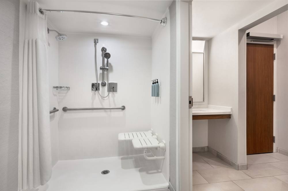 Courtyard By Marriott Mobile 4