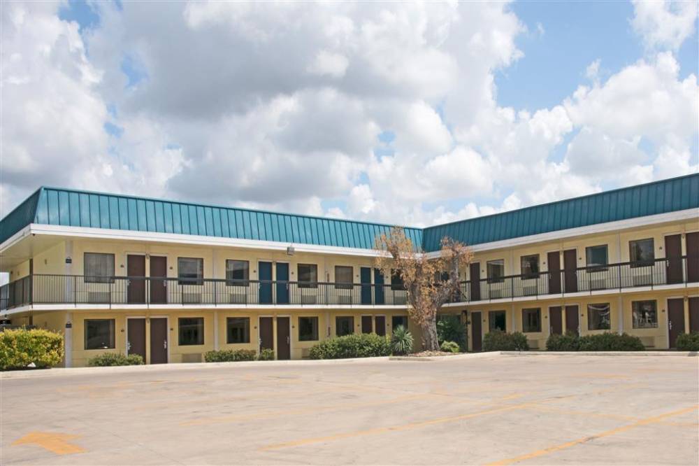 Days Inn By Wyndham Central San Antonio Nw Medical Center