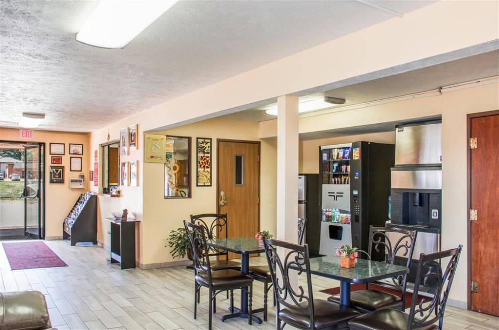 Econo Lodge Lansing - Leavenworth 3