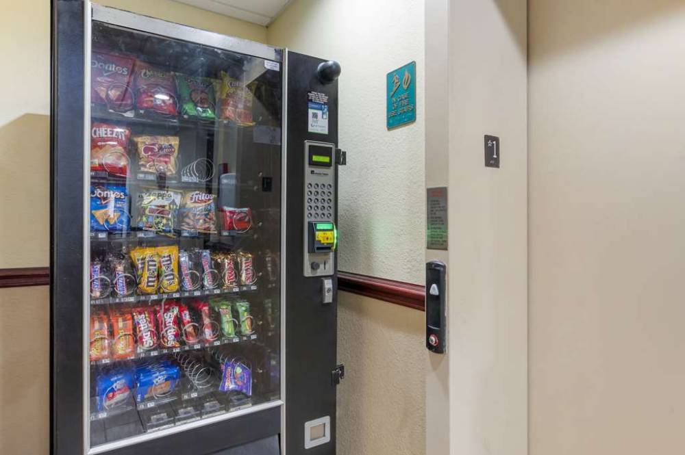 Quality Suites Indianapolis 7