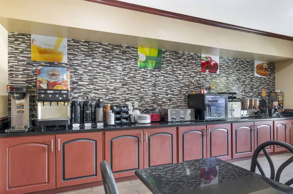 Quality Suites Indianapolis 8