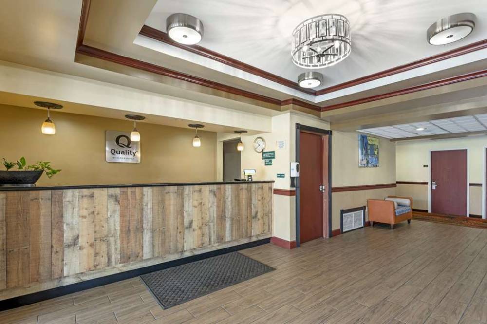 Quality Suites Indianapolis 4