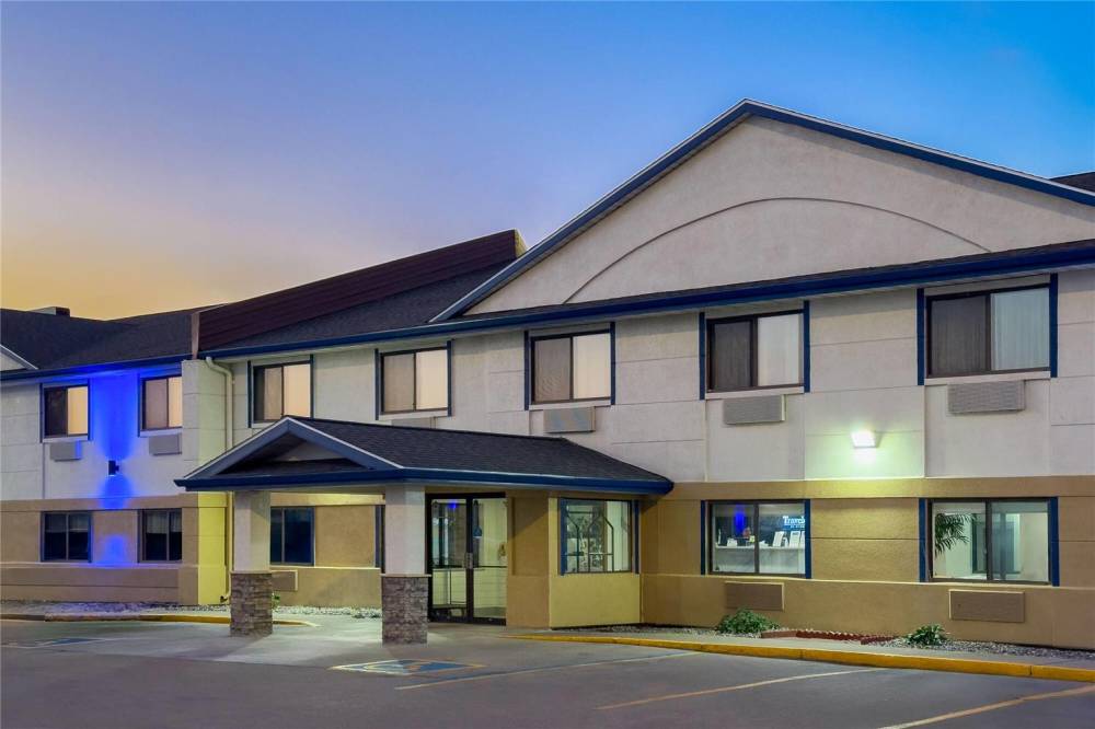 Travelodge By Wyndham Fargo West Acres